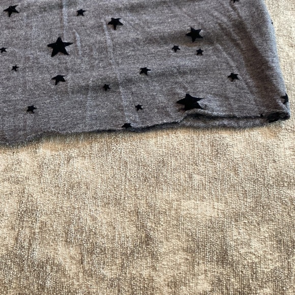 Thread & Supply that cozy life Aliza star print top size S gray & black. {211} - Picture 13 of 13